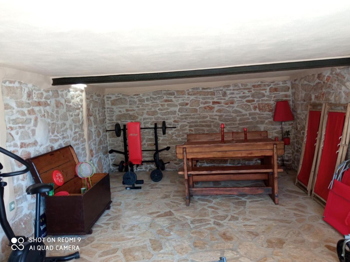 Mala Kuca Sa Velikim Grijanim Bazenom Antonio Villa Sisan Exterior photo