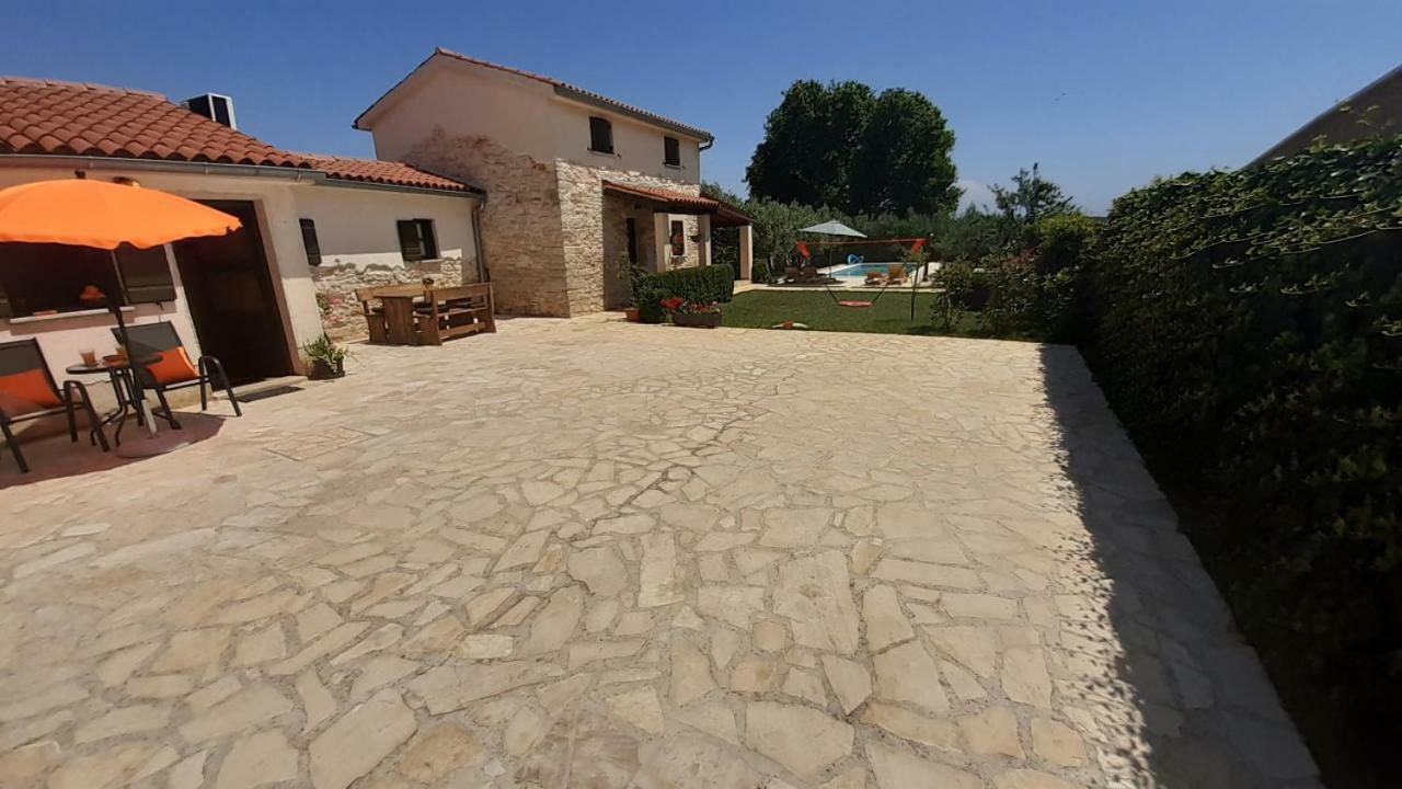 Mala Kuca Sa Velikim Grijanim Bazenom Antonio Villa Sisan Exterior photo